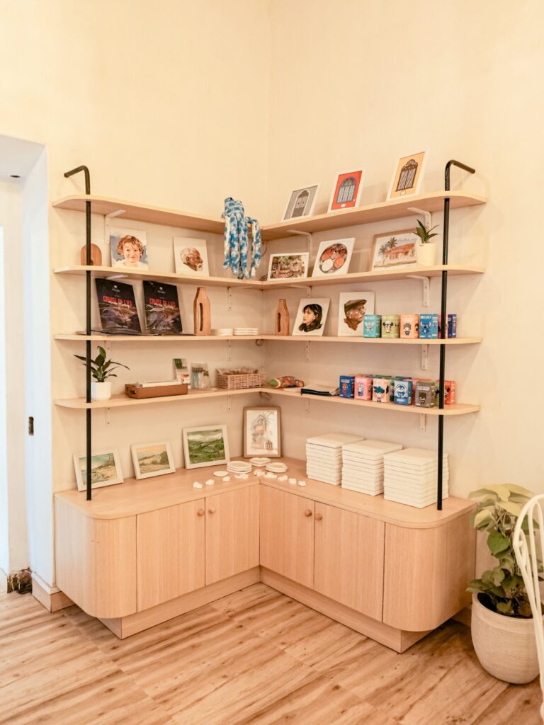 Art Cafe – shelves