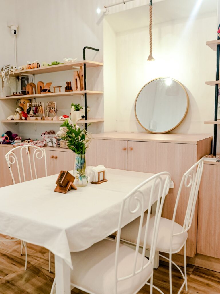 Art Cafe – dining table